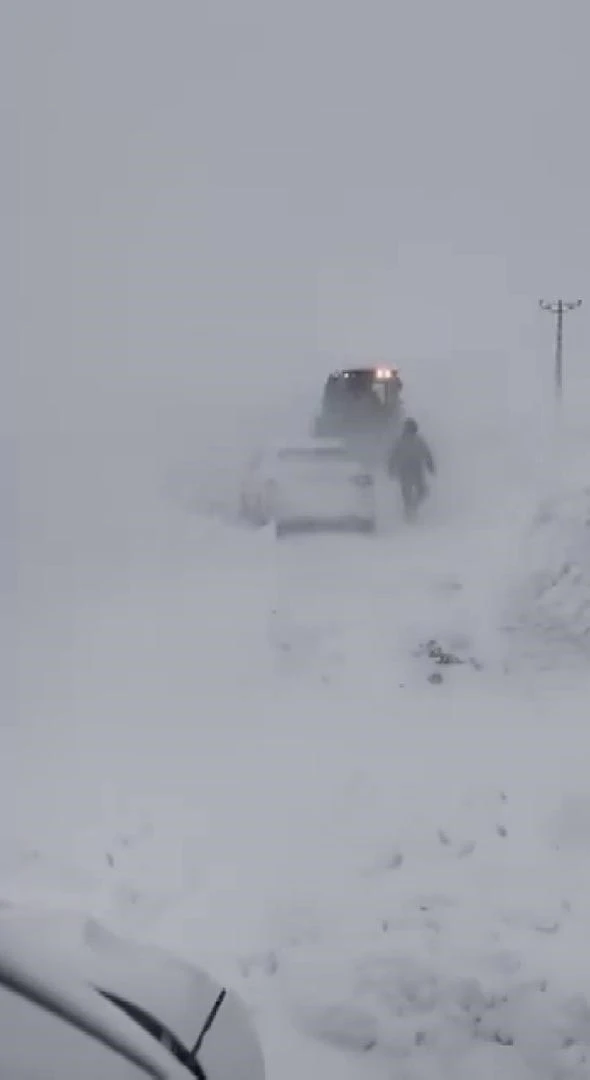 Sivas&rsquo;ta yoğun kar ve tipi nedeniyle bazı yollar ulaşıma kapatıldı
