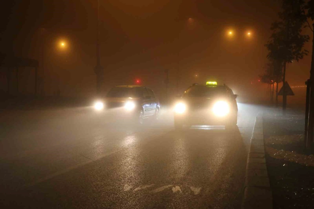 Sivas yoğun sise gömüldü, araçlar görünmez hale geldi
