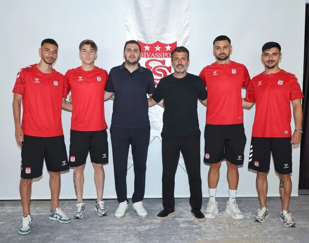 Sivasspor 4 futbolcuyu kadrosuna kattı
