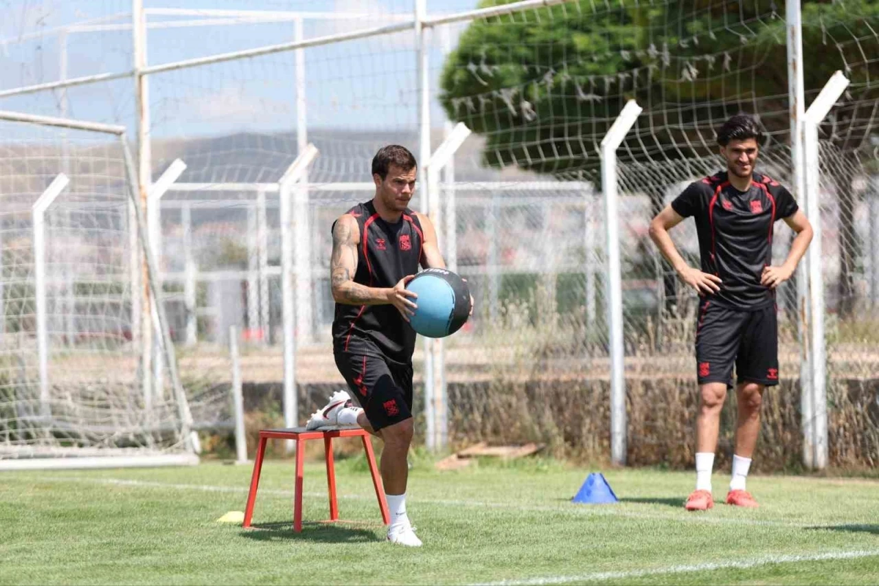 Sivasspor, &ccedil;ift idmanla yeni sezona hazırlanıyor
