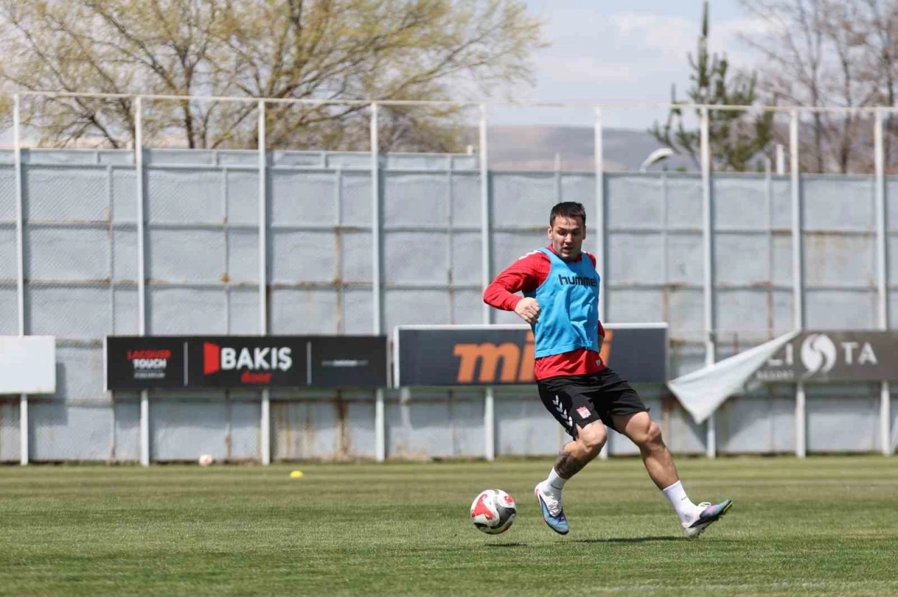 Sivasspor&rsquo;da Rey Manaj idmanlara başladı
