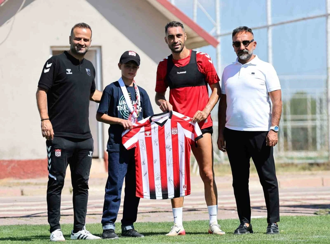Sivasspor’dan minik taraftara jest
