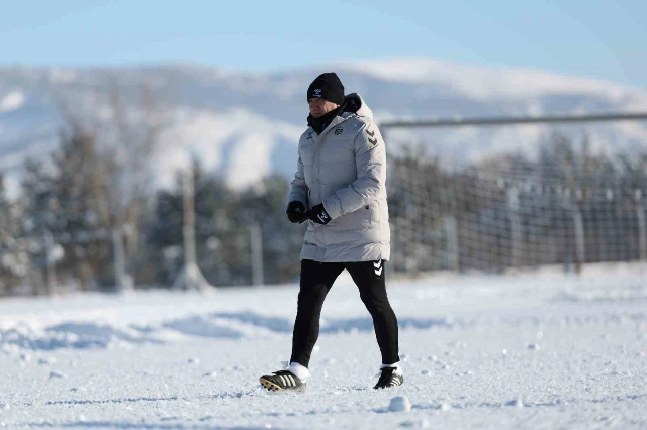Sivasspor eksi 15 derecede idman yaptı
