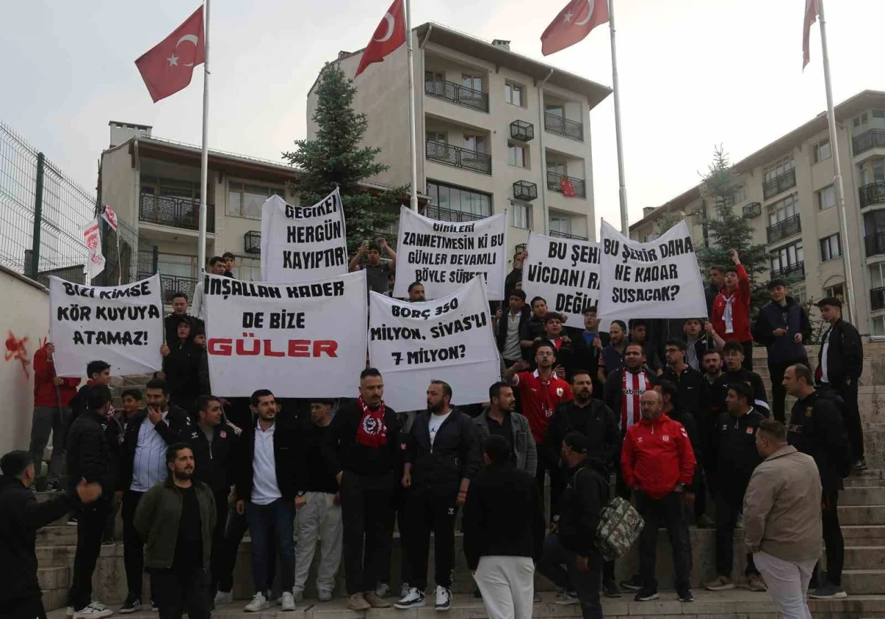 Sivasspor i&ccedil;in taraftarlardan birlik &ccedil;ağrısı
