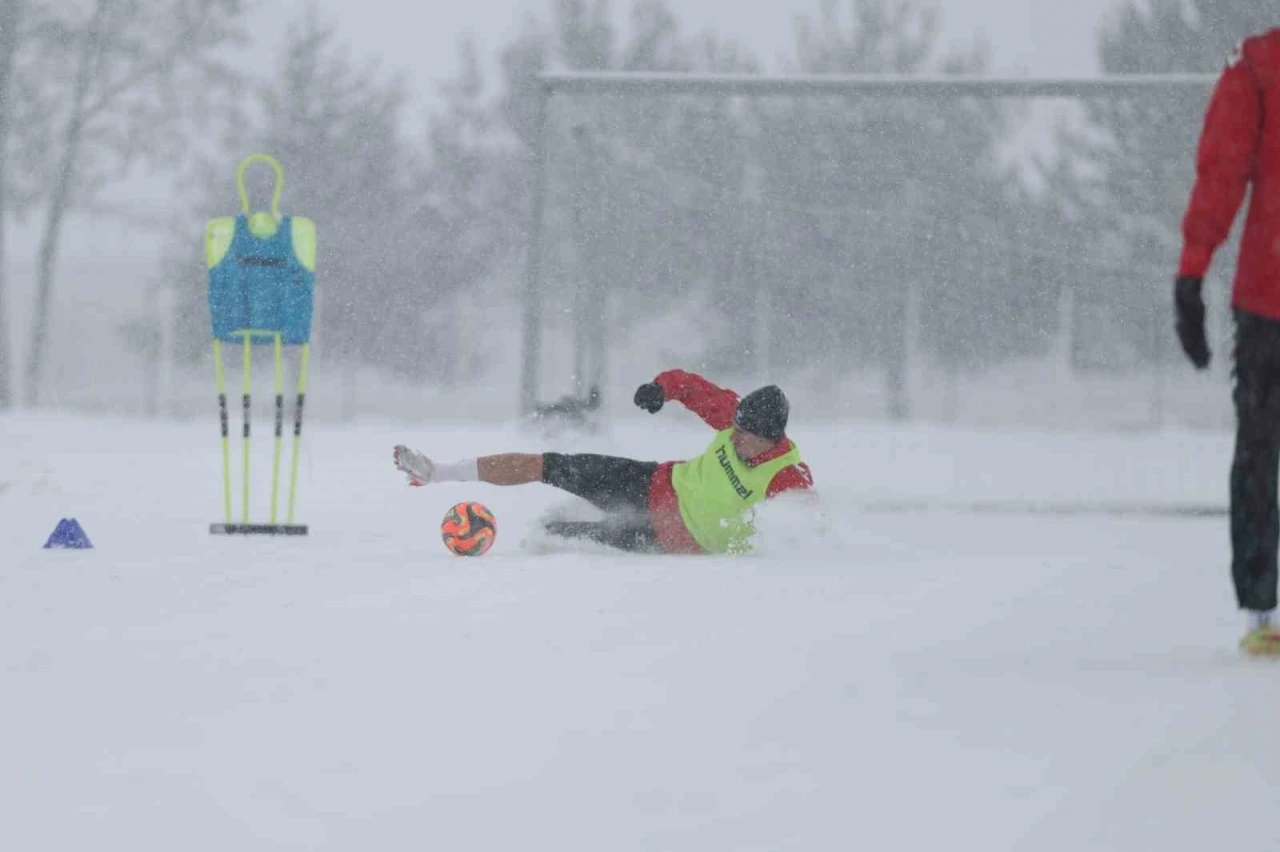 Sivasspor kar altında &ccedil;alıştı
