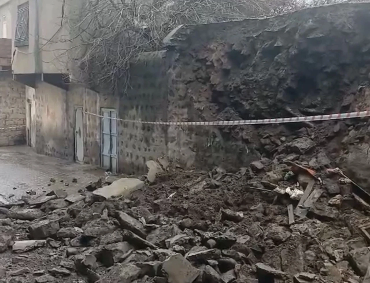 Siverek&rsquo;te duvar &ccedil;&ouml;kt&uuml;: 2 &ccedil;ocuk saniyelerle kurtuldu
