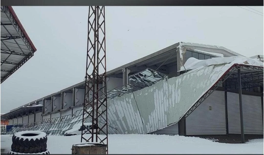 Siverek&rsquo;te kar felaketi: Ahırlar ve sanayi sitelerinde &ccedil;atılar &ccedil;&ouml;kt&uuml;

