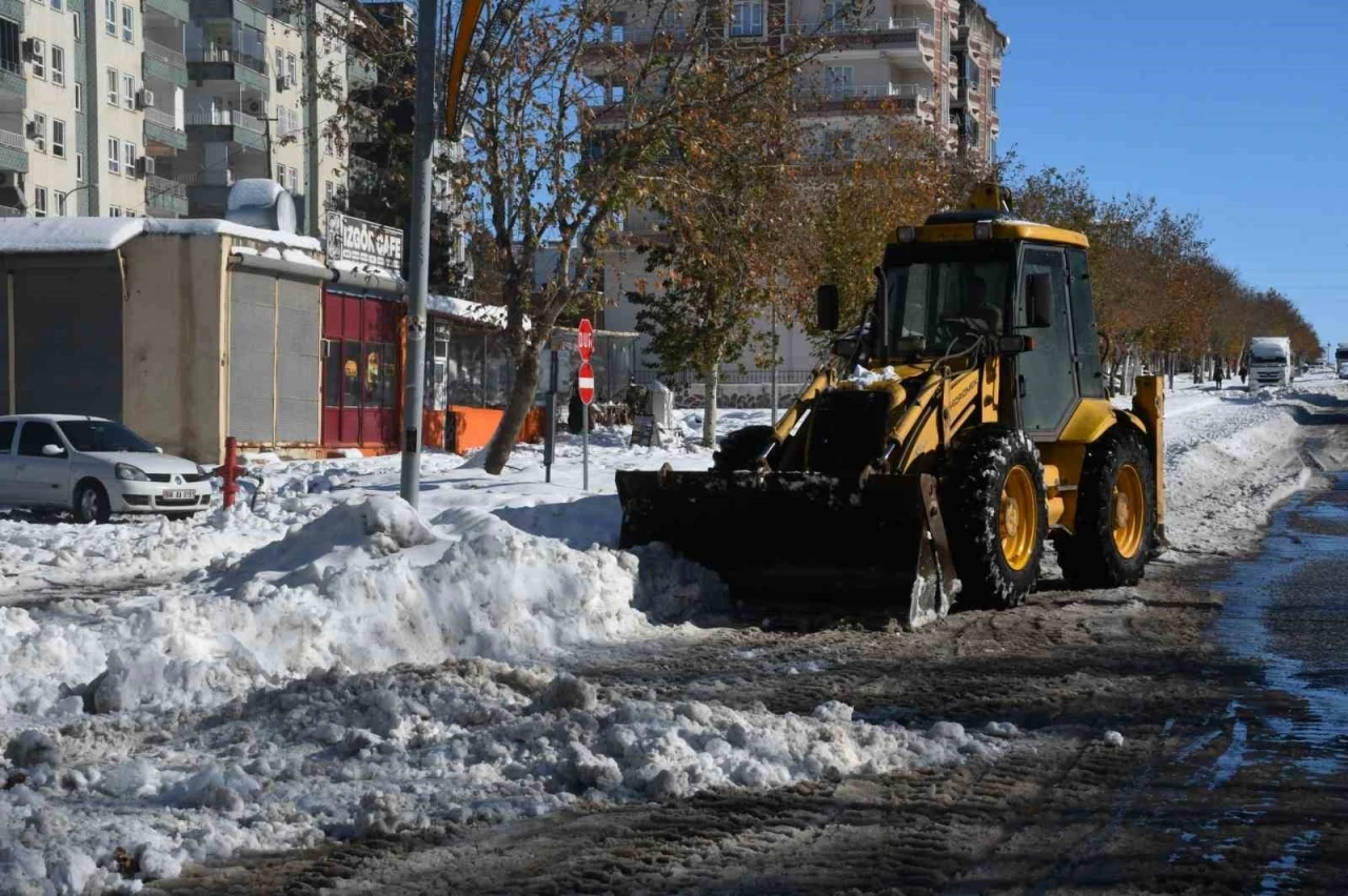 Siverek&rsquo;te kar k&uuml;tleleri kamyonlarla şehir dışına taşınıyor

