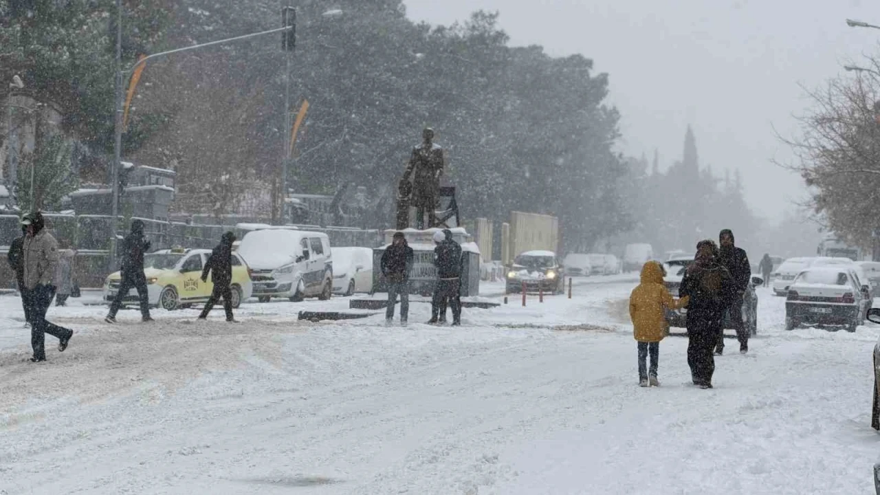 Siverek&rsquo;te kar yağışı sonrası kazalar peş peşe geldi

