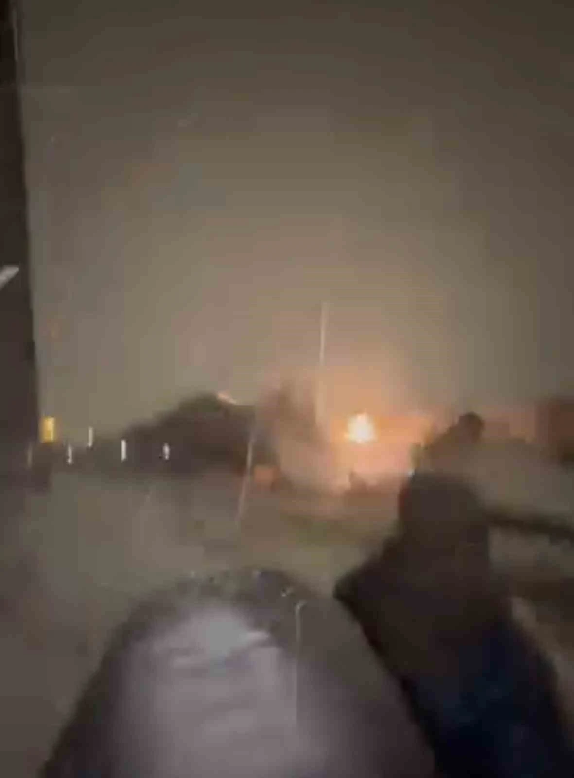 Siverek&rsquo;te karın ağırlığına dayanamayan sundurmalar &ccedil;&ouml;kt&uuml;: O anlar kamerada
