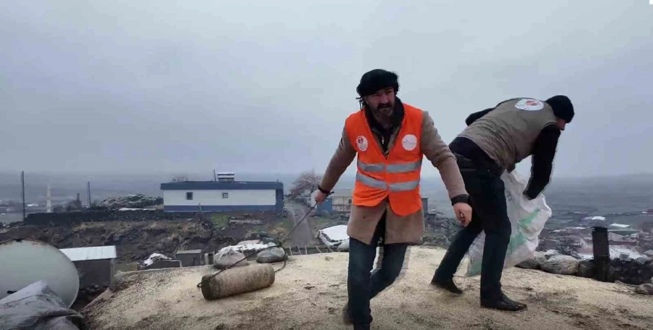 Siverek&rsquo;te mağdur aileye hayırseverlerden destek
