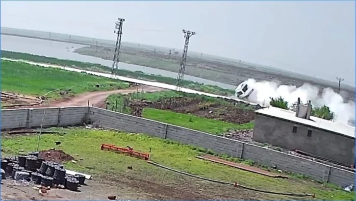 Siverek&rsquo;te minib&uuml;s&uuml;n şarampole devrilme anı g&uuml;venlik kamerasında
