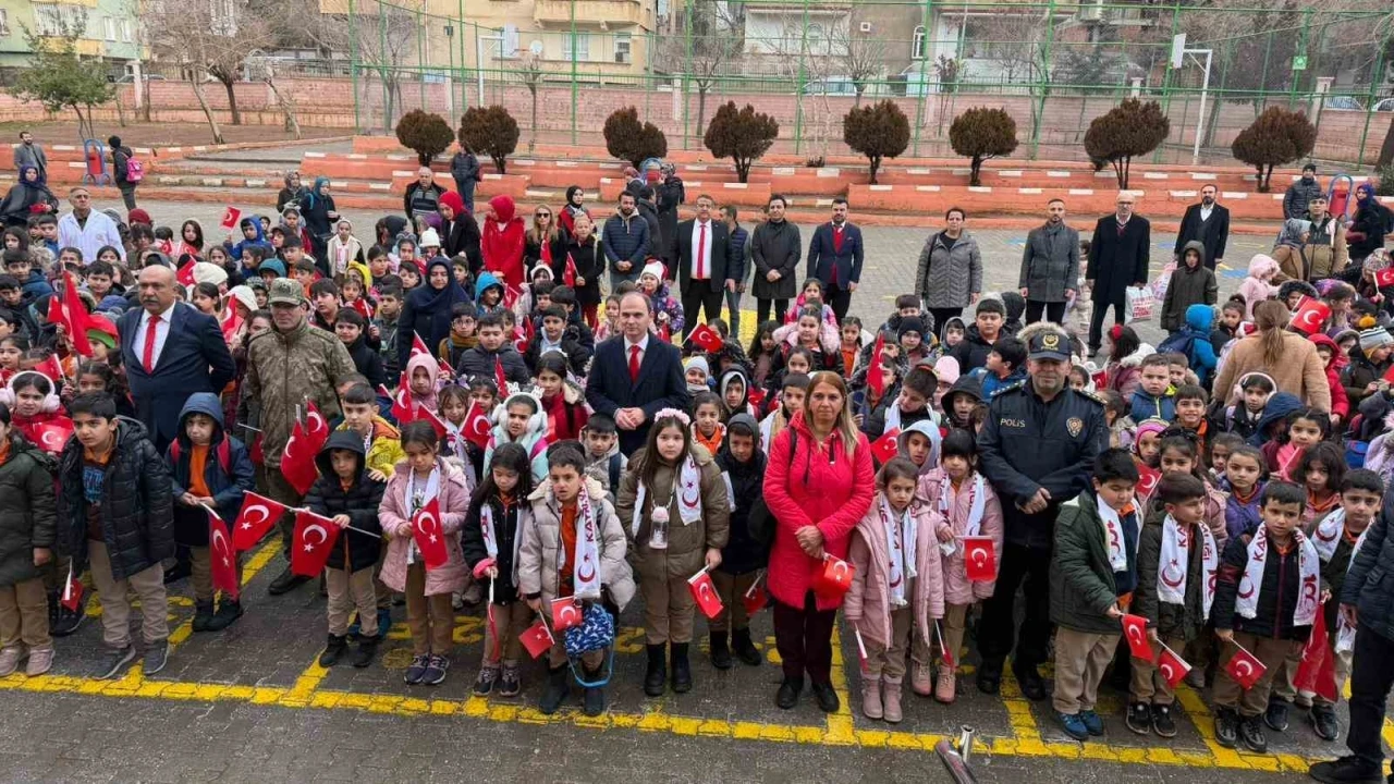 Siverek&rsquo;te okullar bayrak sevgisi temasıyla a&ccedil;ıldı
