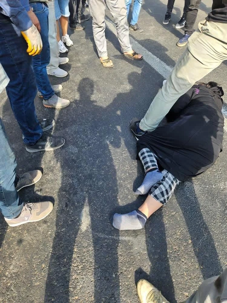Siverek’te yolun karşı tarafına geçmeye çalışan kadına otomobil çarptı
