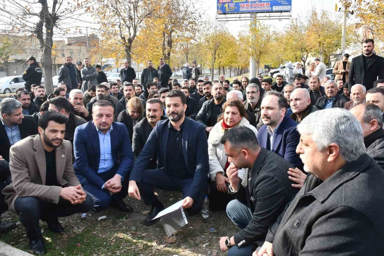 Siverek&rsquo;te y&uuml;rek burkan protesto: Eşimin acısı son olsun, bu yolu kaldırın!
