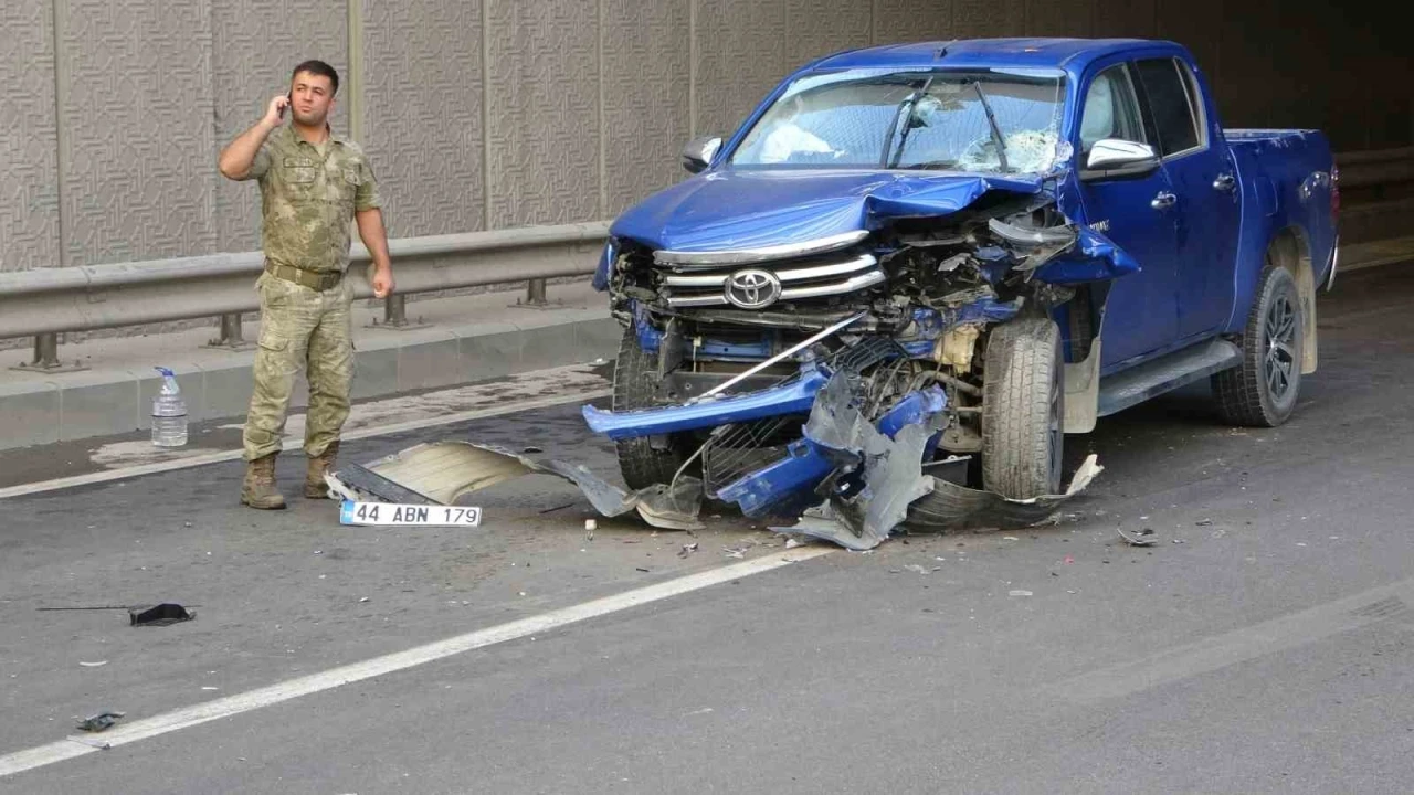 Sivil ekip aracı ile jandarma aracı çarpıştı, trafik kilitlendi
