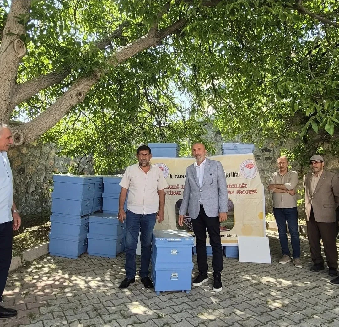 Sivrice&rsquo;de arıcılara kovan desteği
