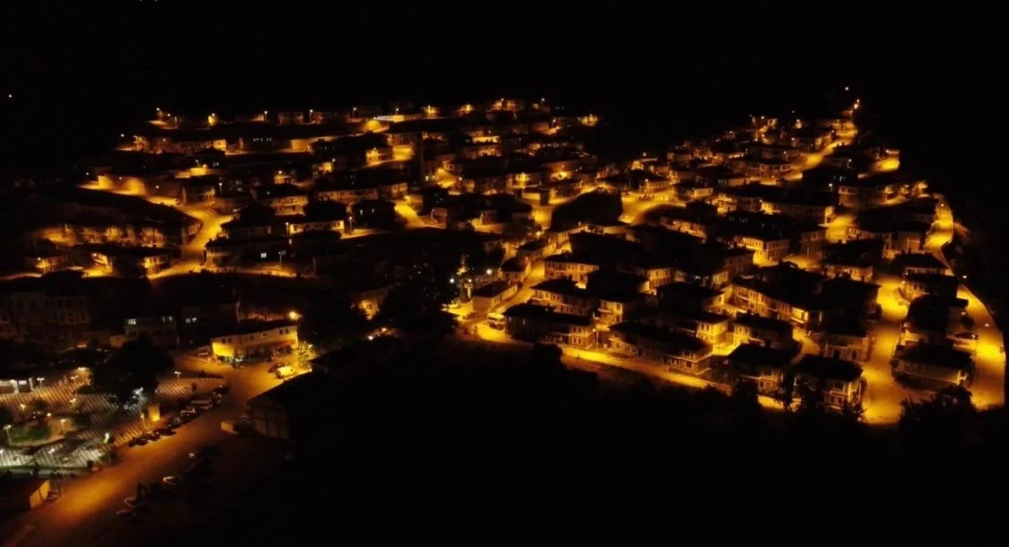 Sivrice depremi sonrası yeniden inşa edilen Doğanyol’un gece görüntüsü hayran bıraktı
