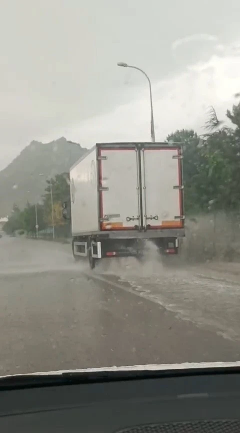 Sivrihisar&rsquo;da sağanak etkili oldu, s&uuml;r&uuml;c&uuml;ler zor anlar yaşadı
