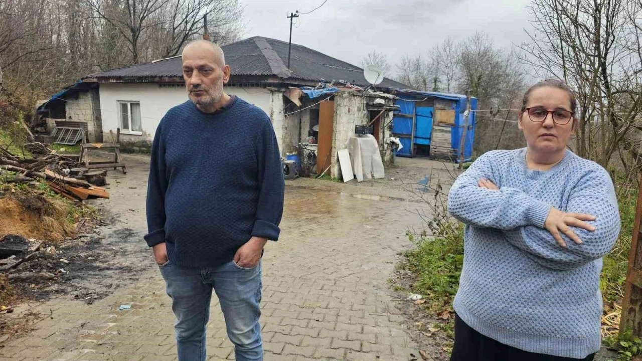 Şizofren hastası eşi ve iki &ccedil;ocuğuyla yaşam m&uuml;cadelesi veren kadın: "&Ccedil;ocuklarımın rahat uyanmasını istiyorum"
