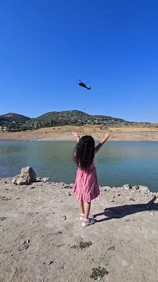 Skorsky pilotundan küçük çocuğa yürek ısıtan selam