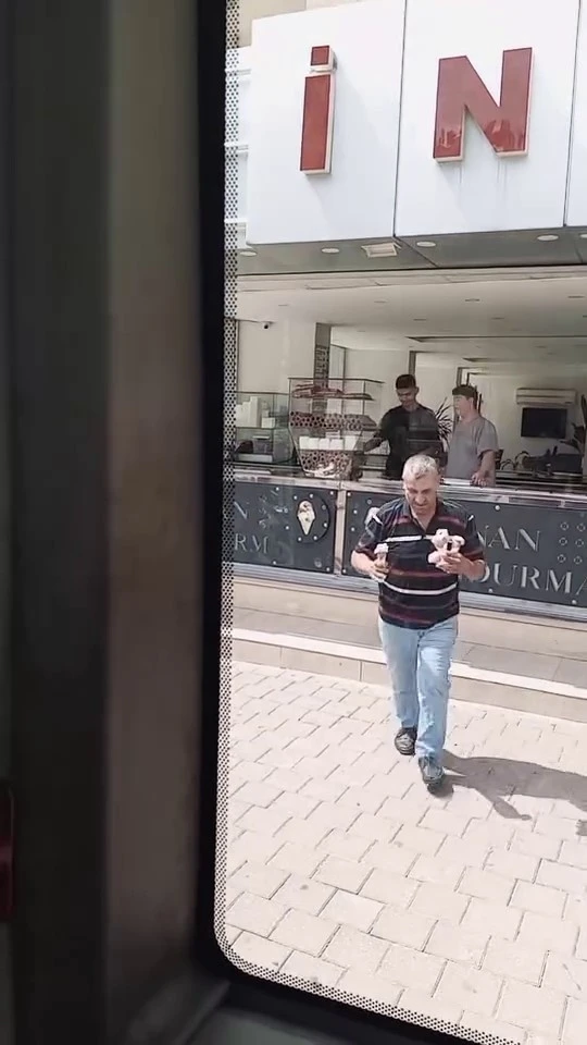 Şoför sıcaktan bunalan çocukları dondurmayla serinletti
