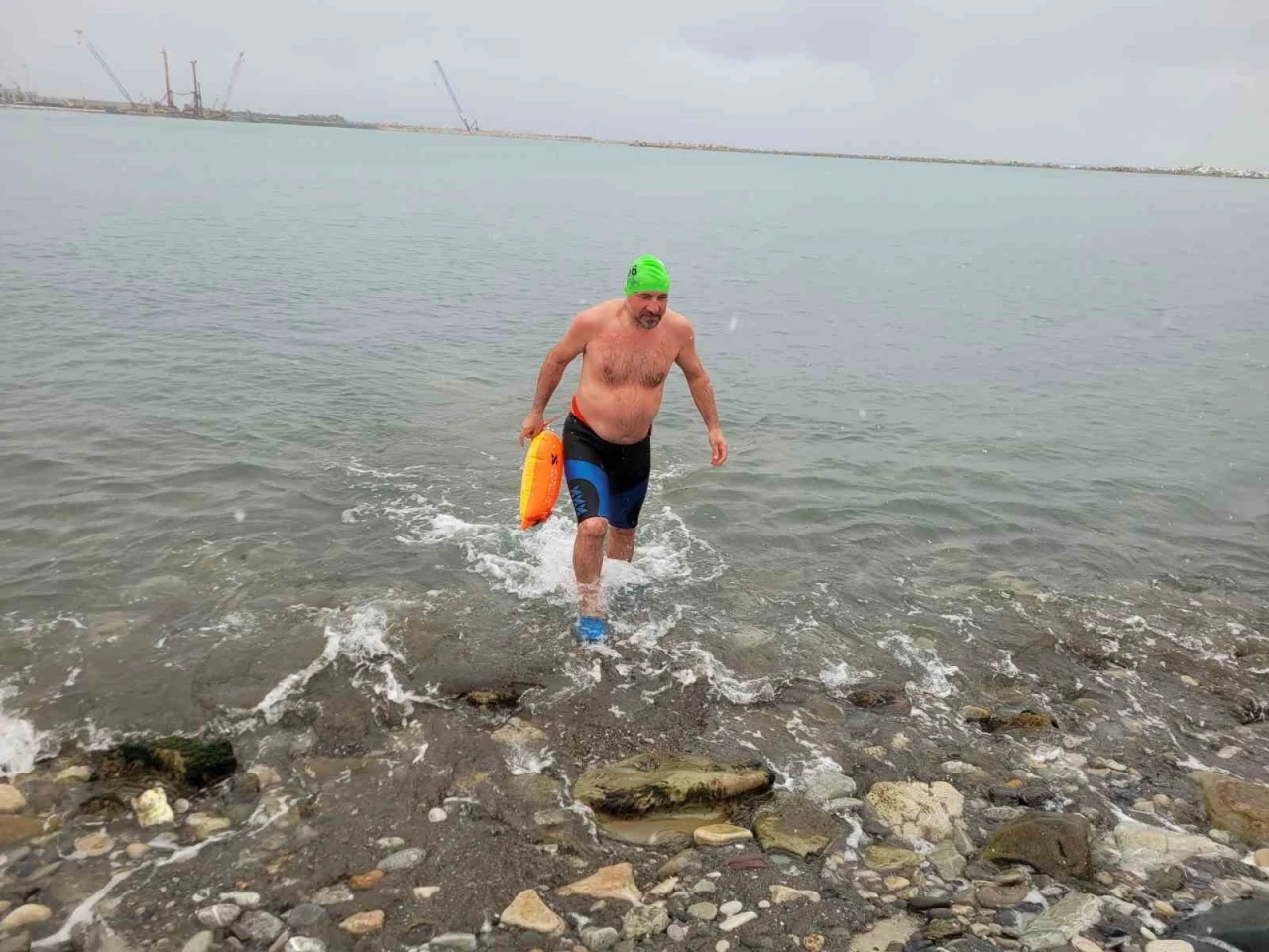 Soğuğa aldırış etmedi, kar altında denizde y&uuml;zd&uuml;
