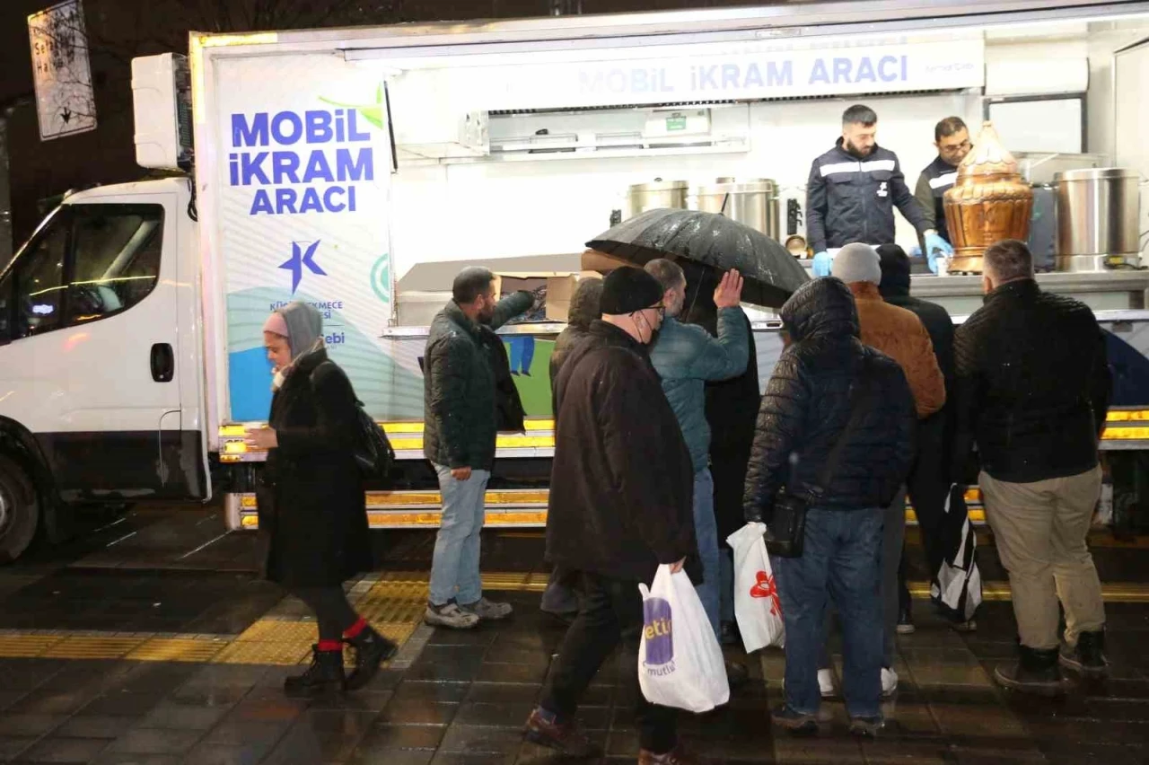 Soğuk havalarda sıcak dayanışma K&uuml;&ccedil;&uuml;k&ccedil;ekmece&rsquo;de
