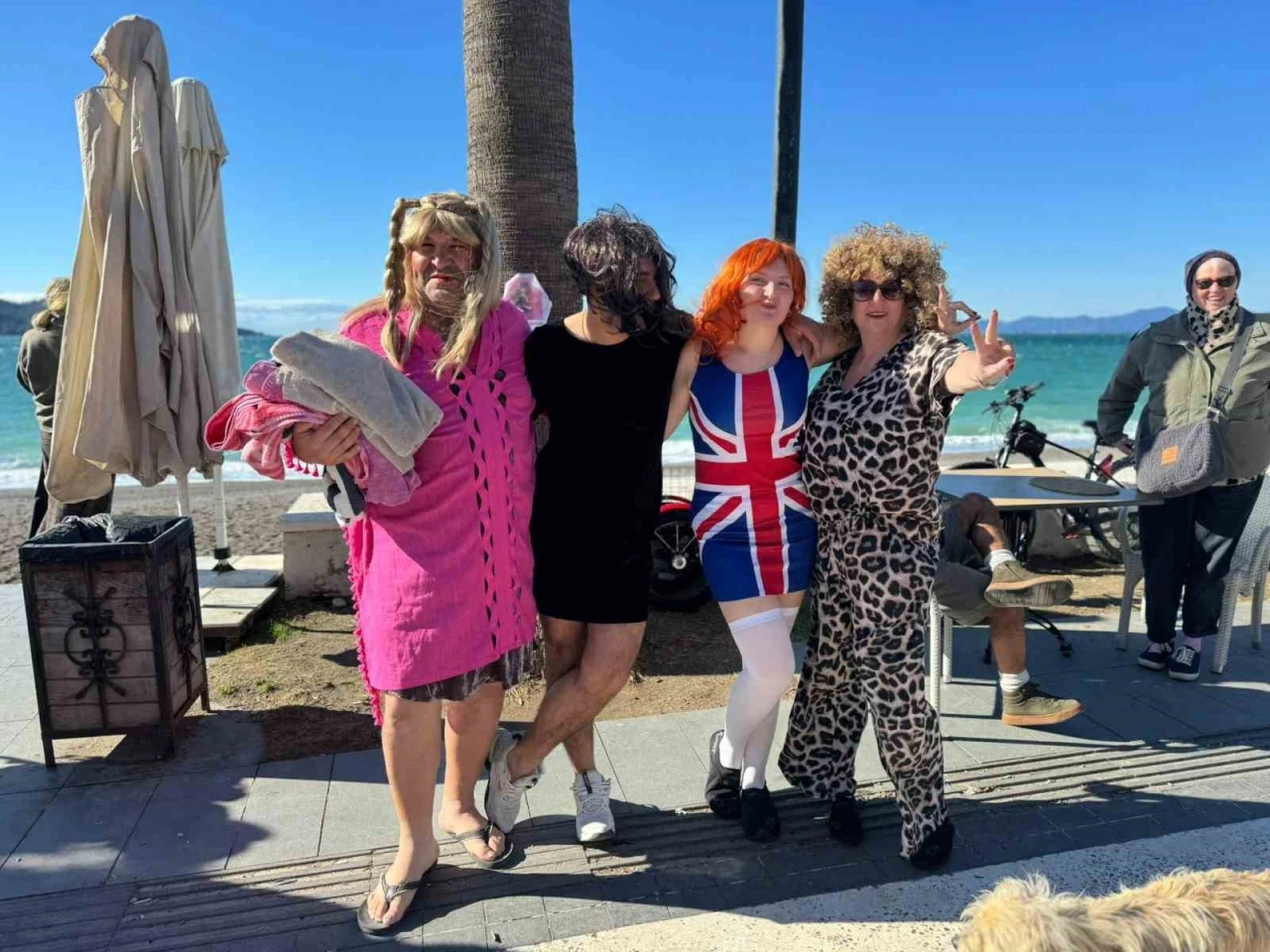 Soğuk havaya aldırmadılar, &ccedil;ocuklar ve hayvanlar i&ccedil;in denize girdiler
