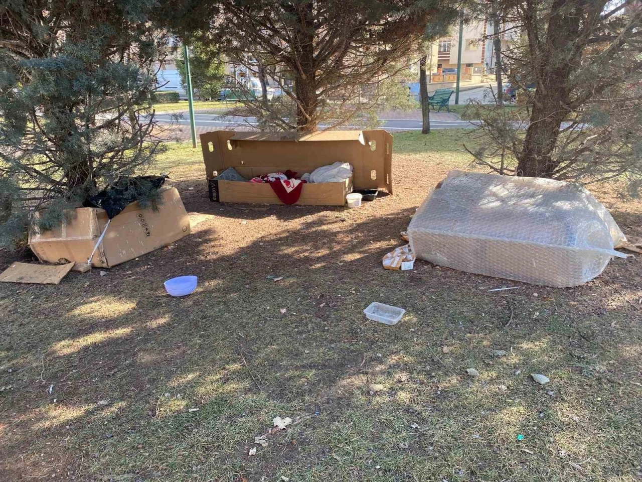 Soğuk kış şartlarında hayvanlar i&ccedil;in korunaklı kul&uuml;beler yaptılar
