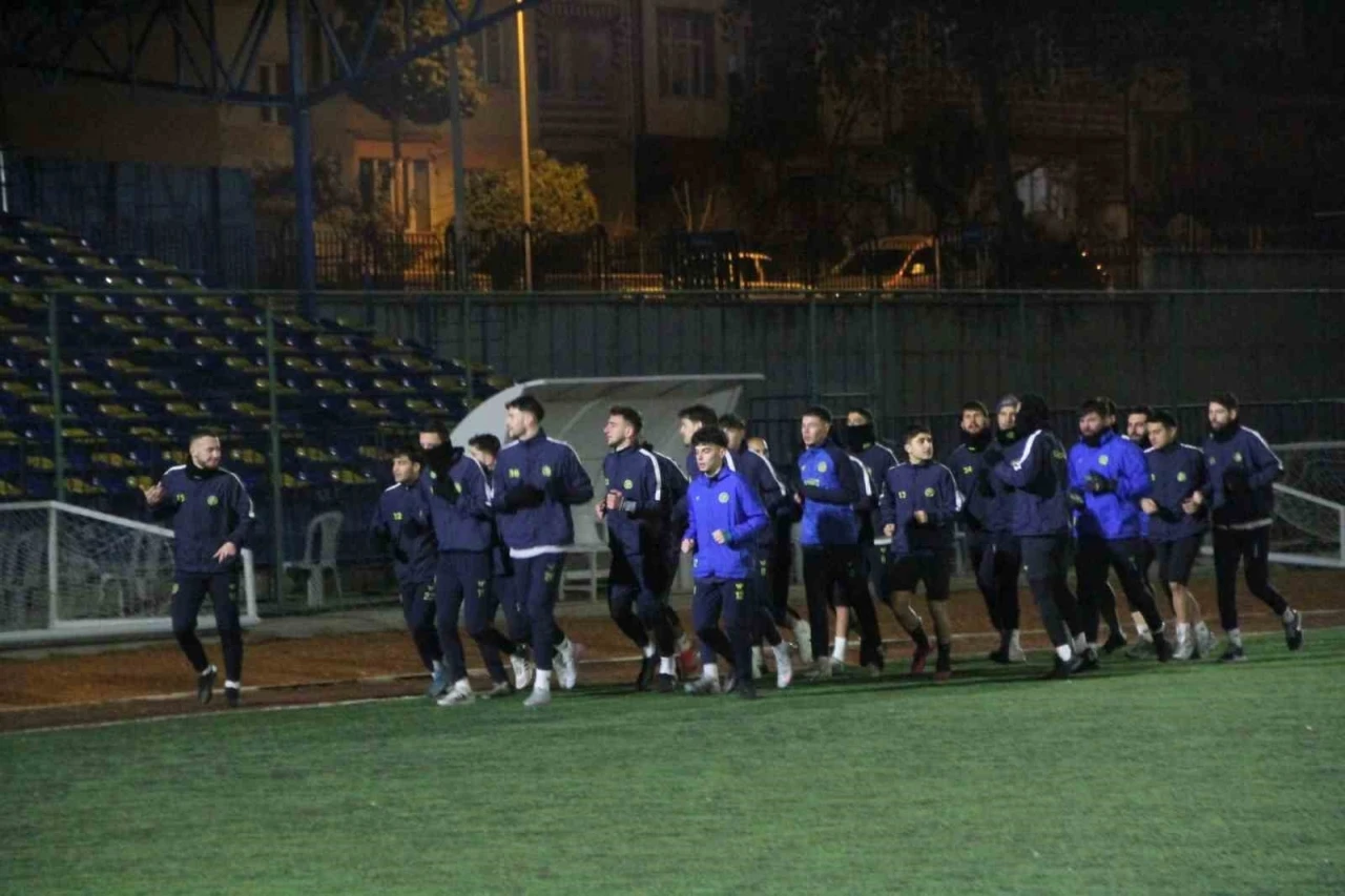 S&ouml;ğ&uuml;tspor&rsquo;da Teknik Direkt&ouml;r Savaş Akg&uuml;n ilk antrenmanına &ccedil;ıktı
