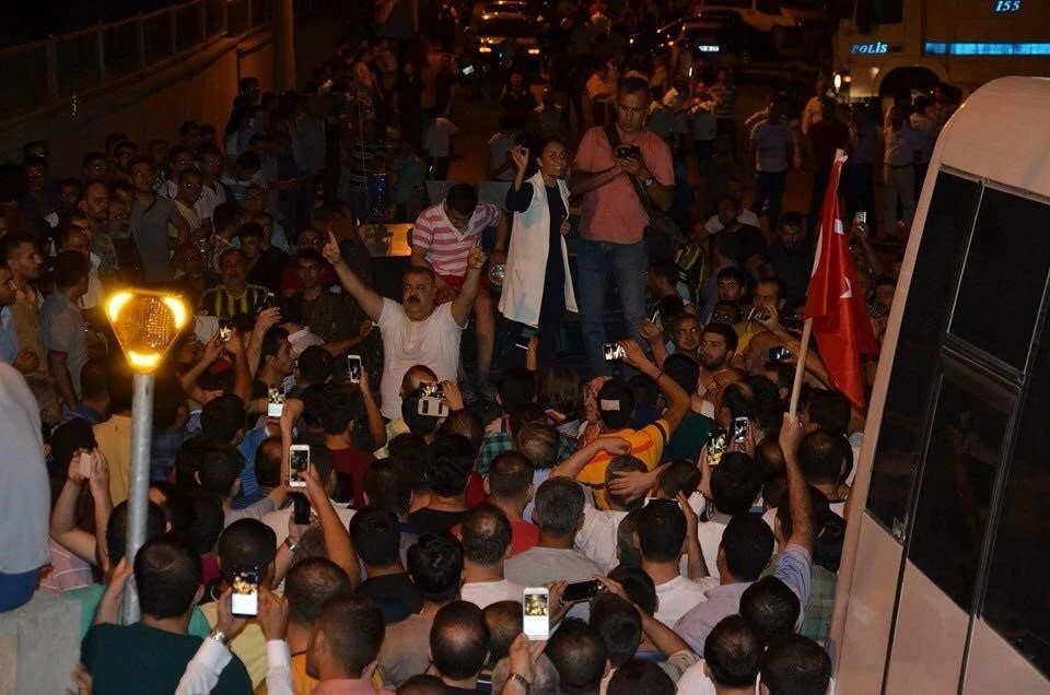 Sokağa &ccedil;ıkma yasağını hi&ccedil;e saydılar, darbecilere ge&ccedil;it vermediler

