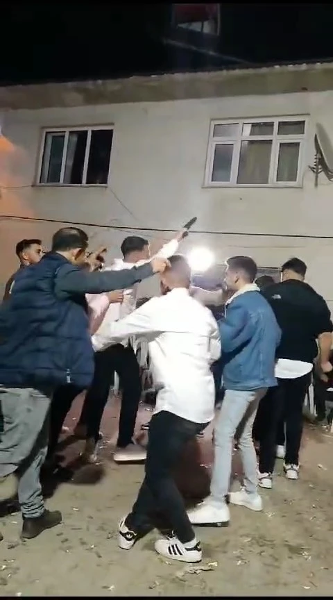 Sokak d&uuml;ğ&uuml;n&uuml;nde havaya ateş a&ccedil;an magandalar cep telefonu kamerasına yansıdı
