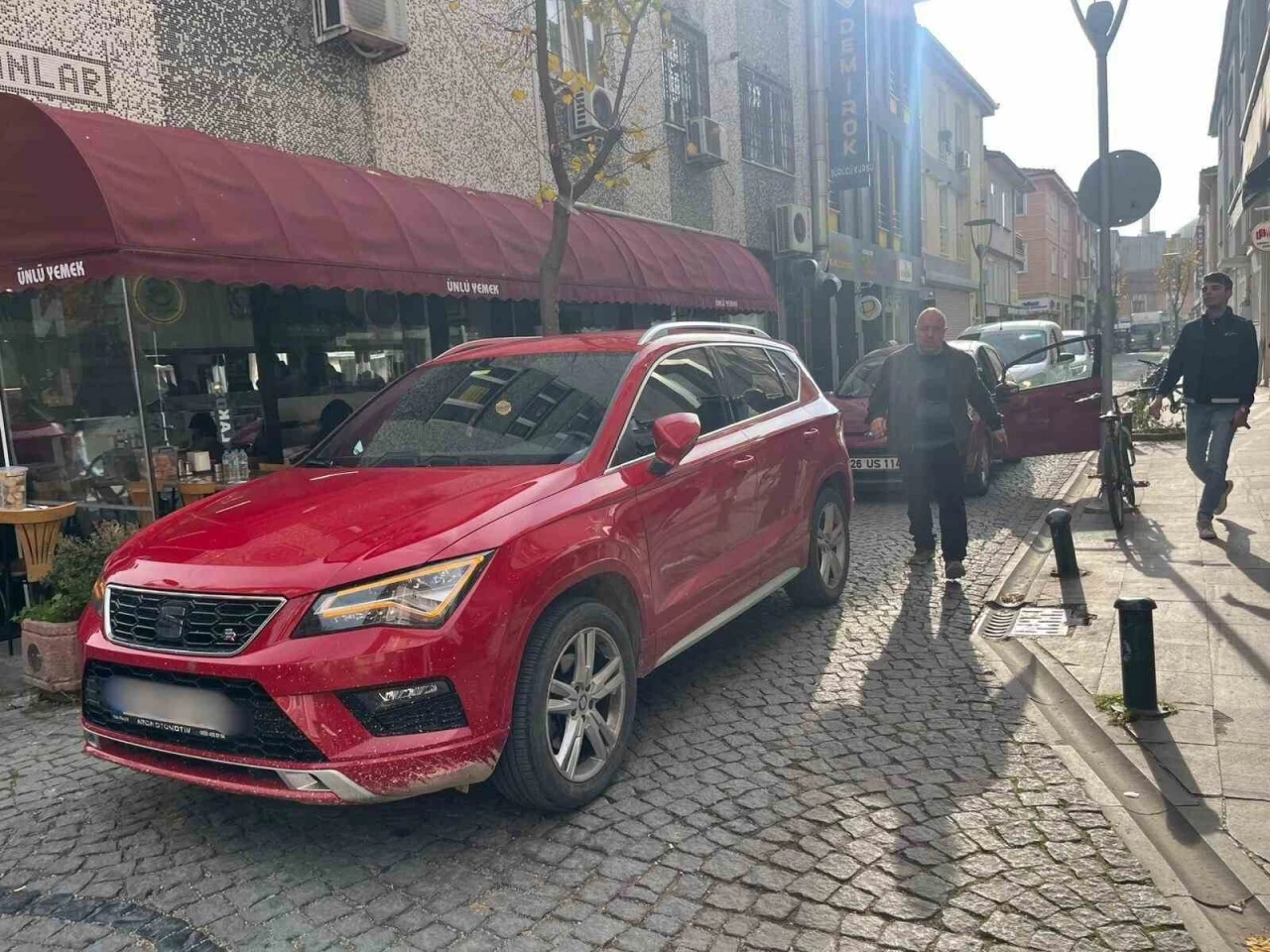 Sokak ortasına otomobilini bırakıp işlerini halletmeye gitti
