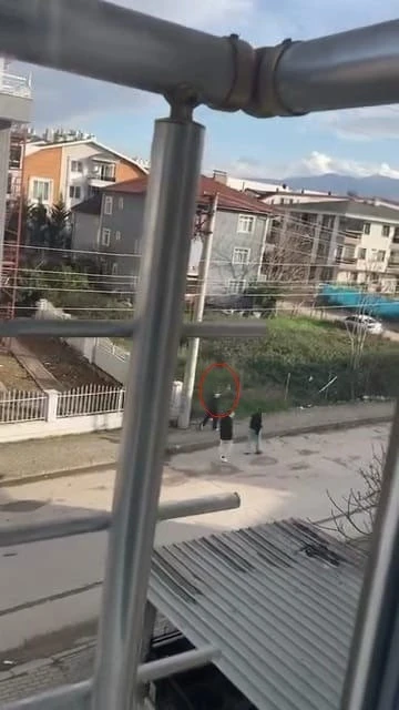 Sokak ortasında havaya ateş eden &ccedil;ocuk kamerada
