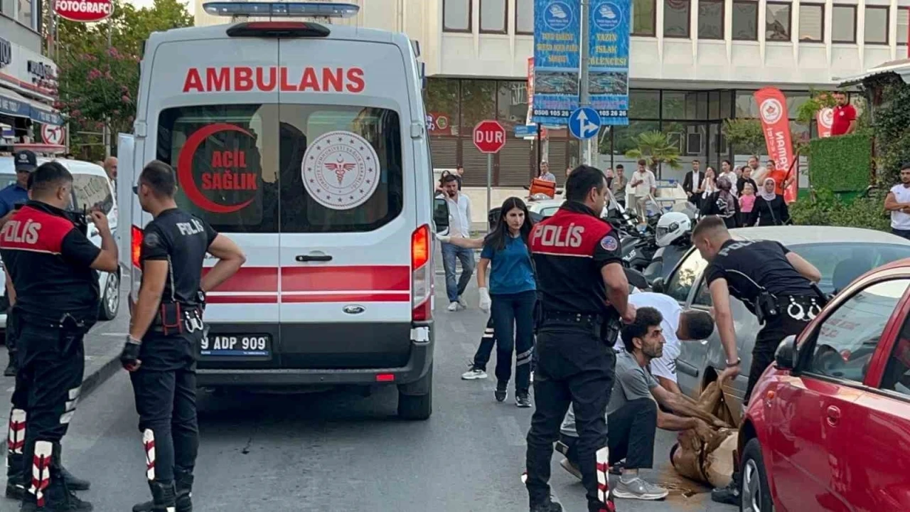 Sokak ortasında husumetlisini bıçakladı
