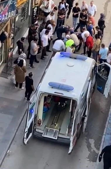 Sokak ortasında kalbi duran şahıs, vatandaşın kalp masajı ile hayata döndü
