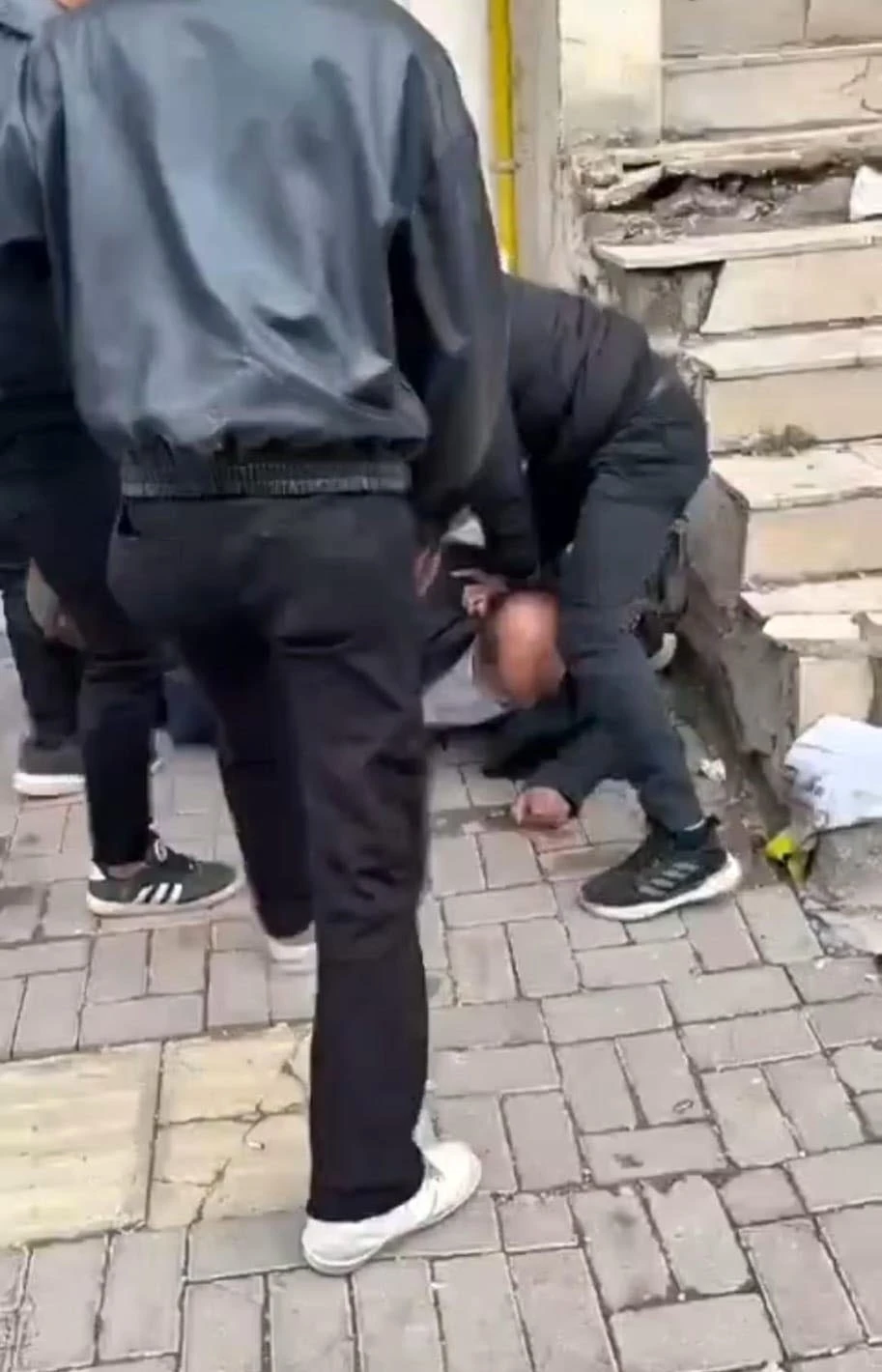 Sokak ortasında meydan dayağı
