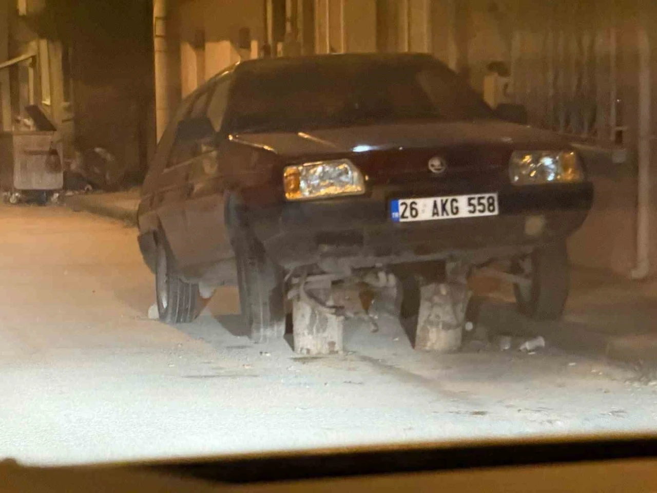 Sokak ortasonda k&uuml;t&uuml;kler &uuml;zerine bırakılan ara&ccedil; dikkat &ccedil;ekti
