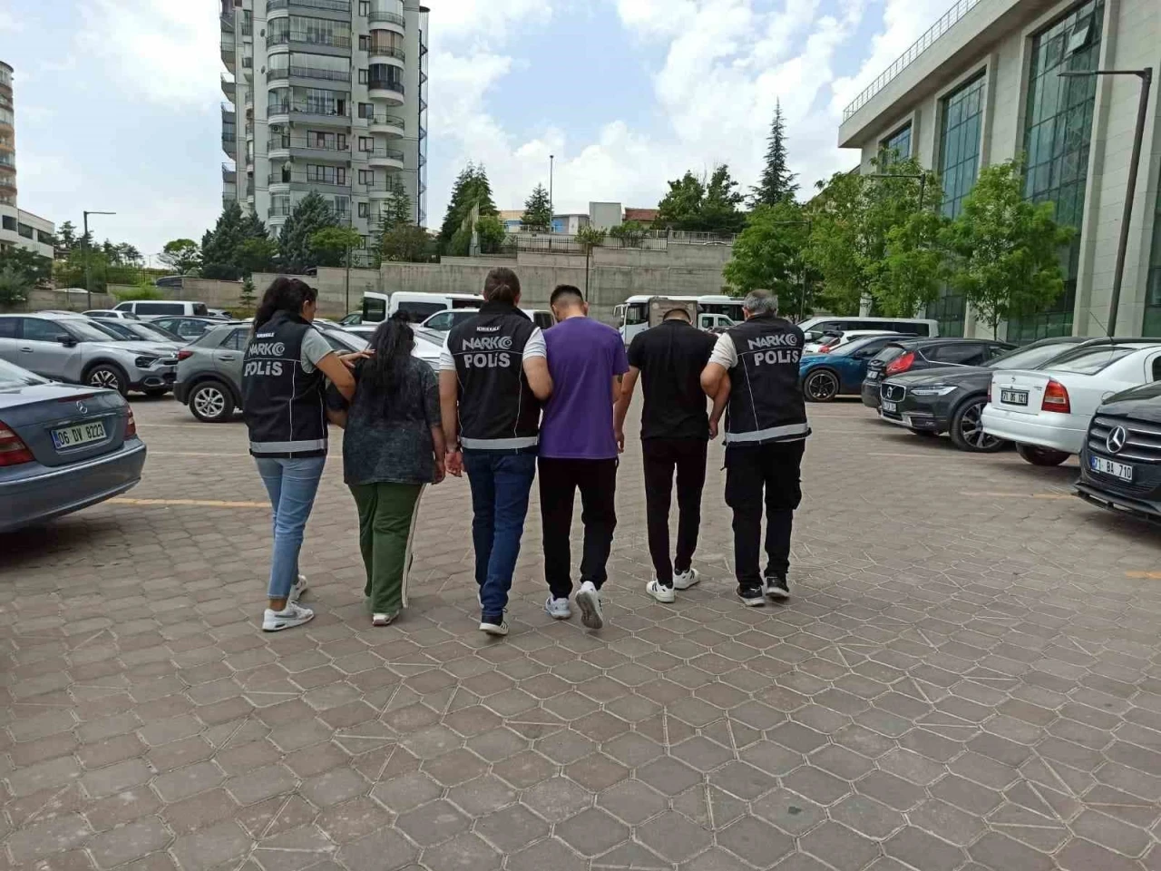 Sokak satıcılarına b&uuml;y&uuml;k darbe: Binlerce uyuşturucu hap ele ge&ccedil;irildi
