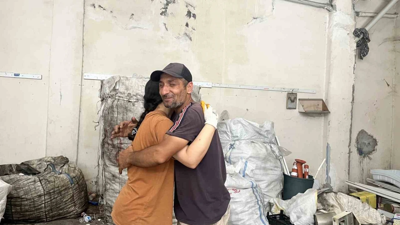 Sokaklarda kağıt toplayarak okuttuğu kızı, &uuml;niversiteyi birincilikle bitirdi
