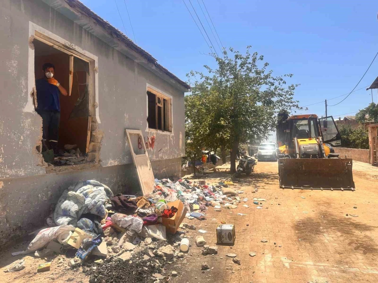 Sokaklarda topladığı çöpleri 7 yıldır evinde biriktiren zihinsel engelli kadının çöp evinde temizlik çalışması başladı
