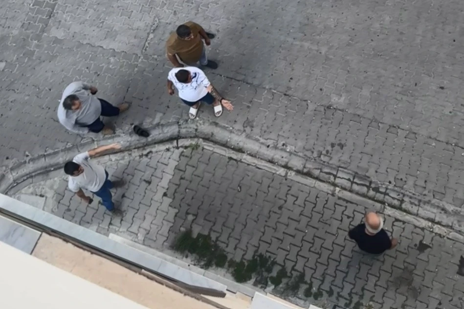 Sokakta eşini bıçakla rehin aldı, vatandaş tek hamleyle kurtardı: O anlar kamerada
