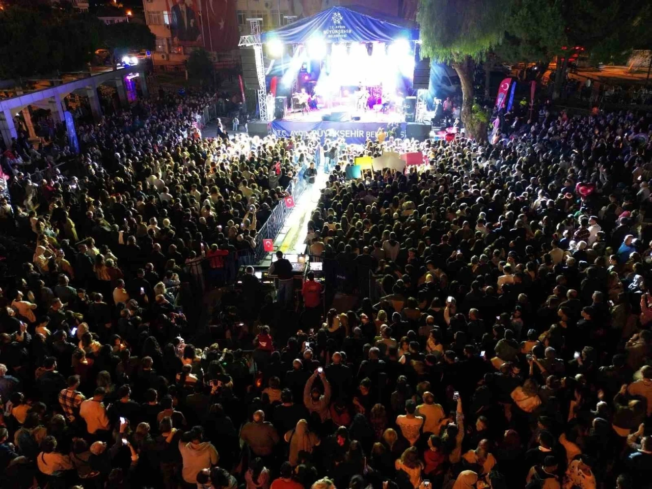 Söke’de Cumhuriyet coşkusu Kıraç konseriyle zirveye çıktı