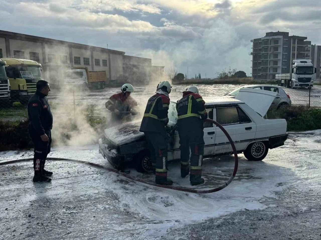 S&ouml;ke&rsquo;de otomobil alevlere teslim oldu
