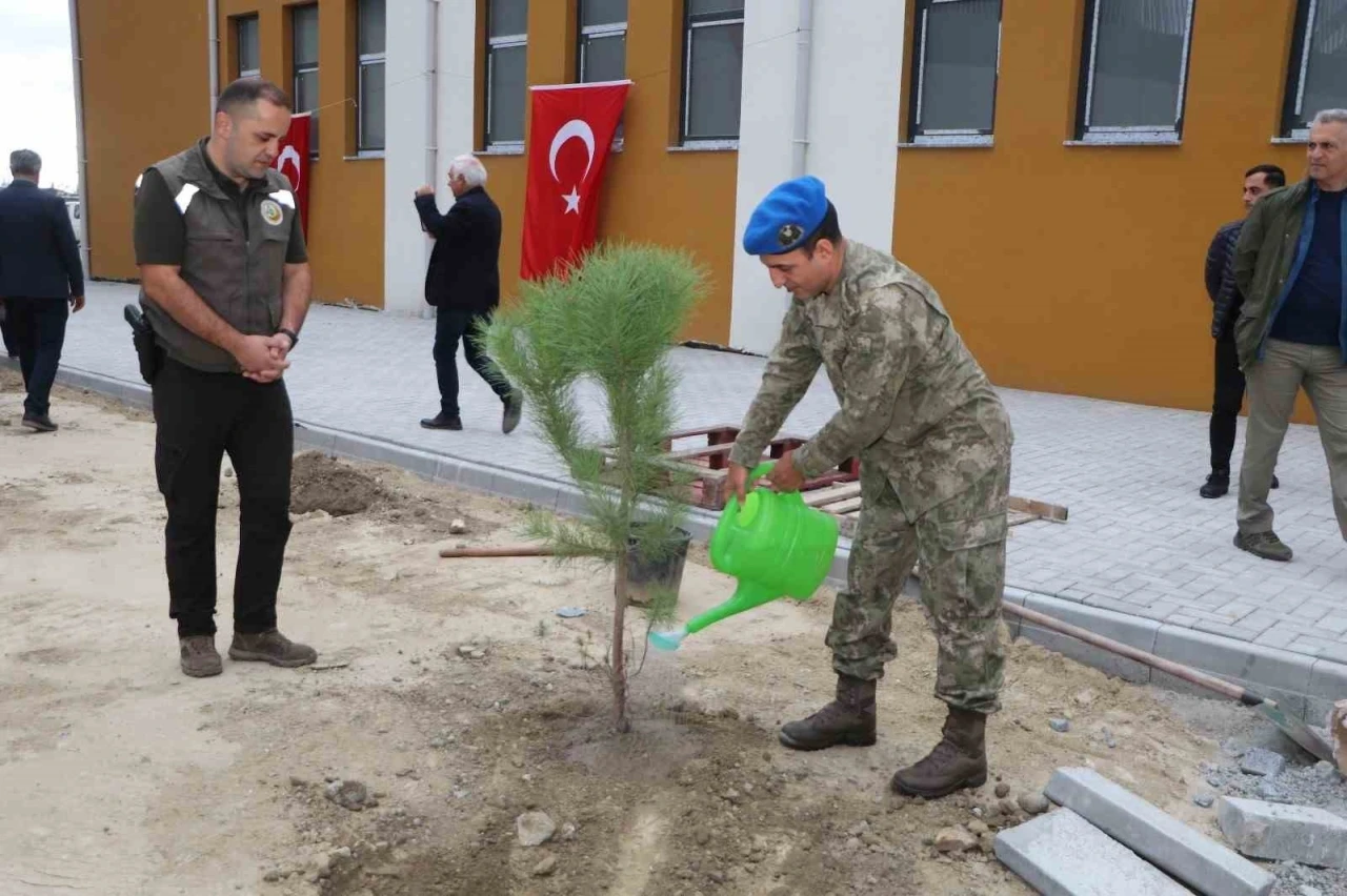Söke’de &quot;Yeşil Vatan&quot; için fidanlar toprakla buluştu
