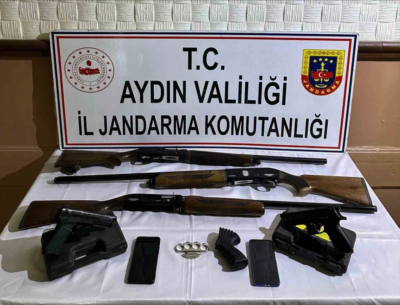Söke’deki operasyonda tabanca ve tüfek ele geçirildi
