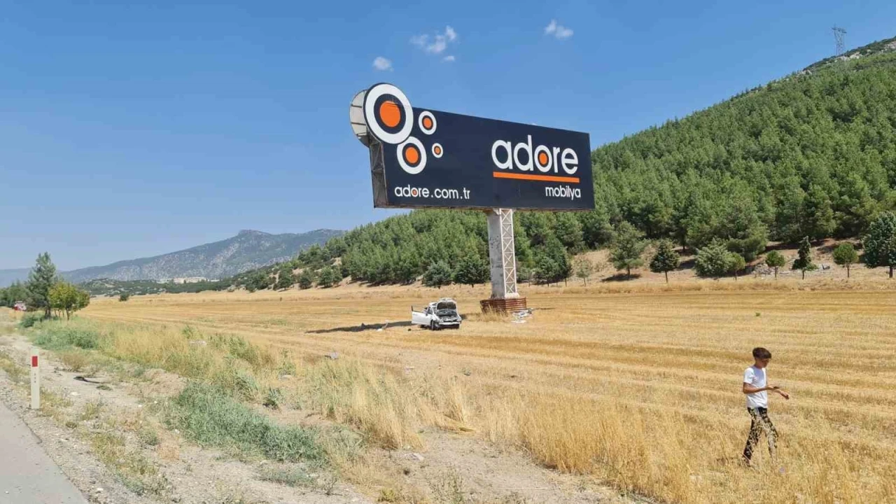 Sollamak istediği otobüse çarpıp tarlaya uçtu, 1’i ağır 3 kişi yaralandı
