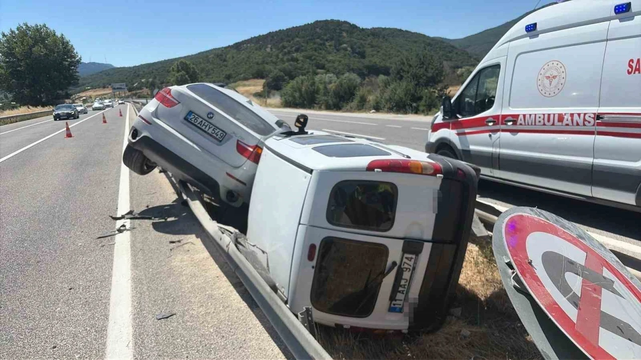 Sollamaya &ccedil;ıkan iki otomobil &ccedil;arpıştı: 4 yaralı
