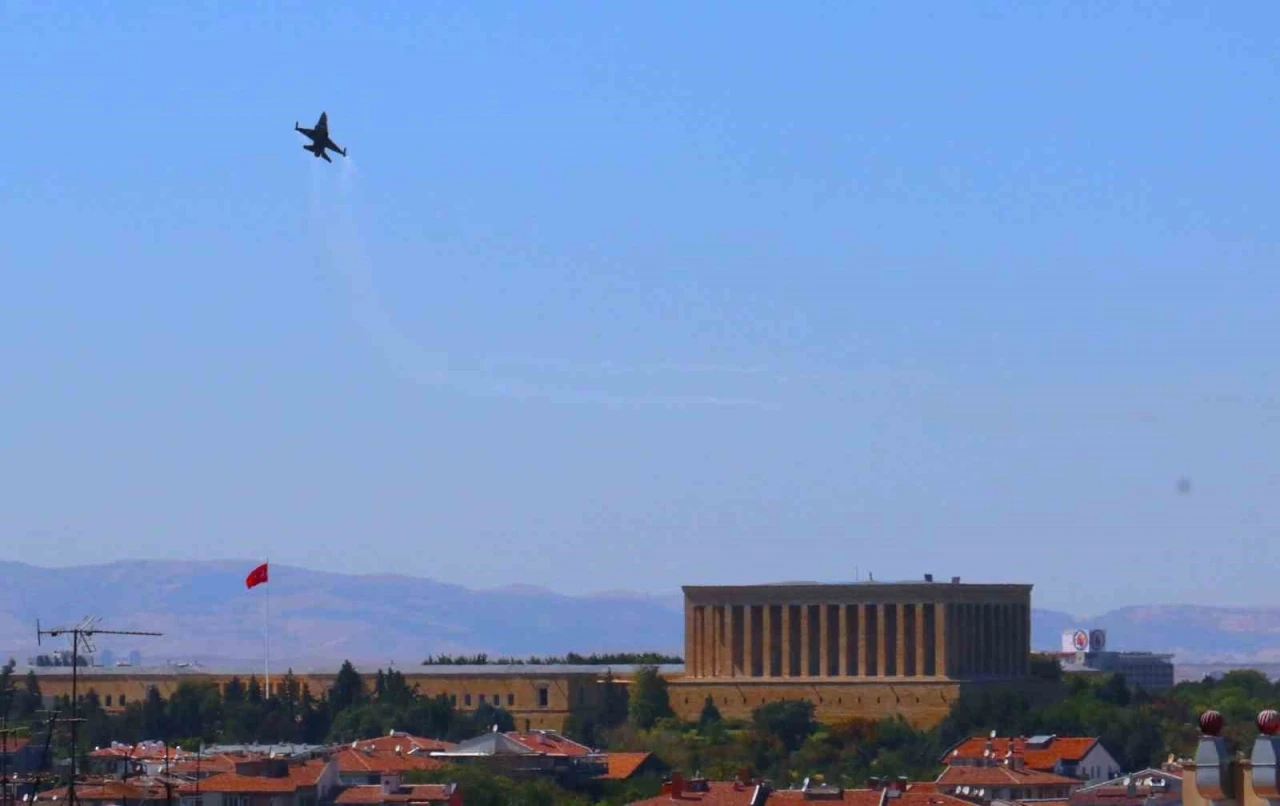 SOLOTÜRK, Anıtkabir semalarında çevre tanıma uçuşunu icra etti
